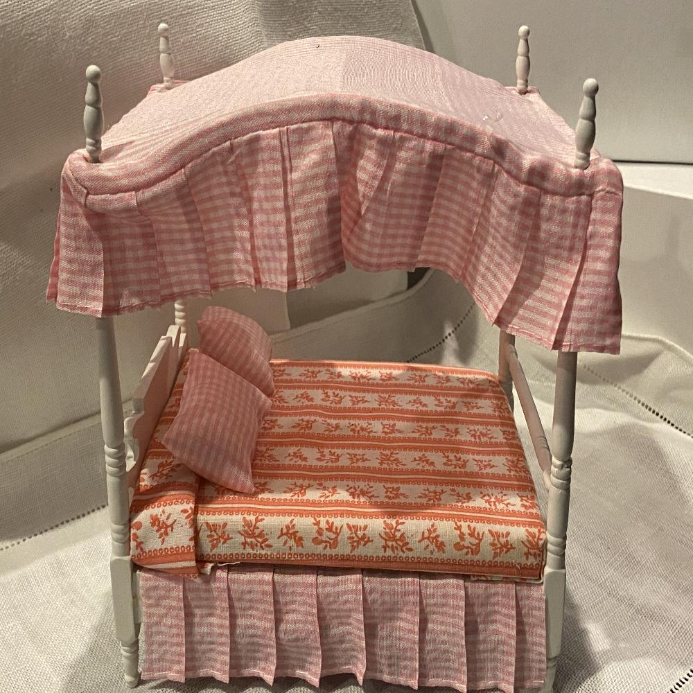 CAMA CON TECHO ROSA