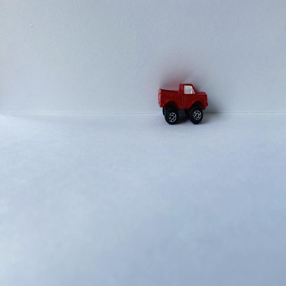 CAMIONETA ROJA DE JUGUETE MINIATURA 