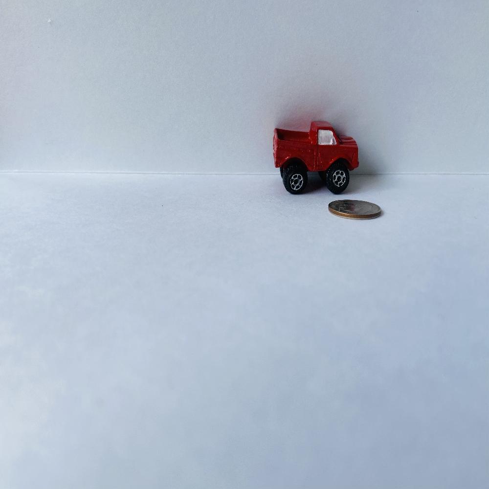 CAMIONETA ROJA DE JUGUETE MINIATURA 