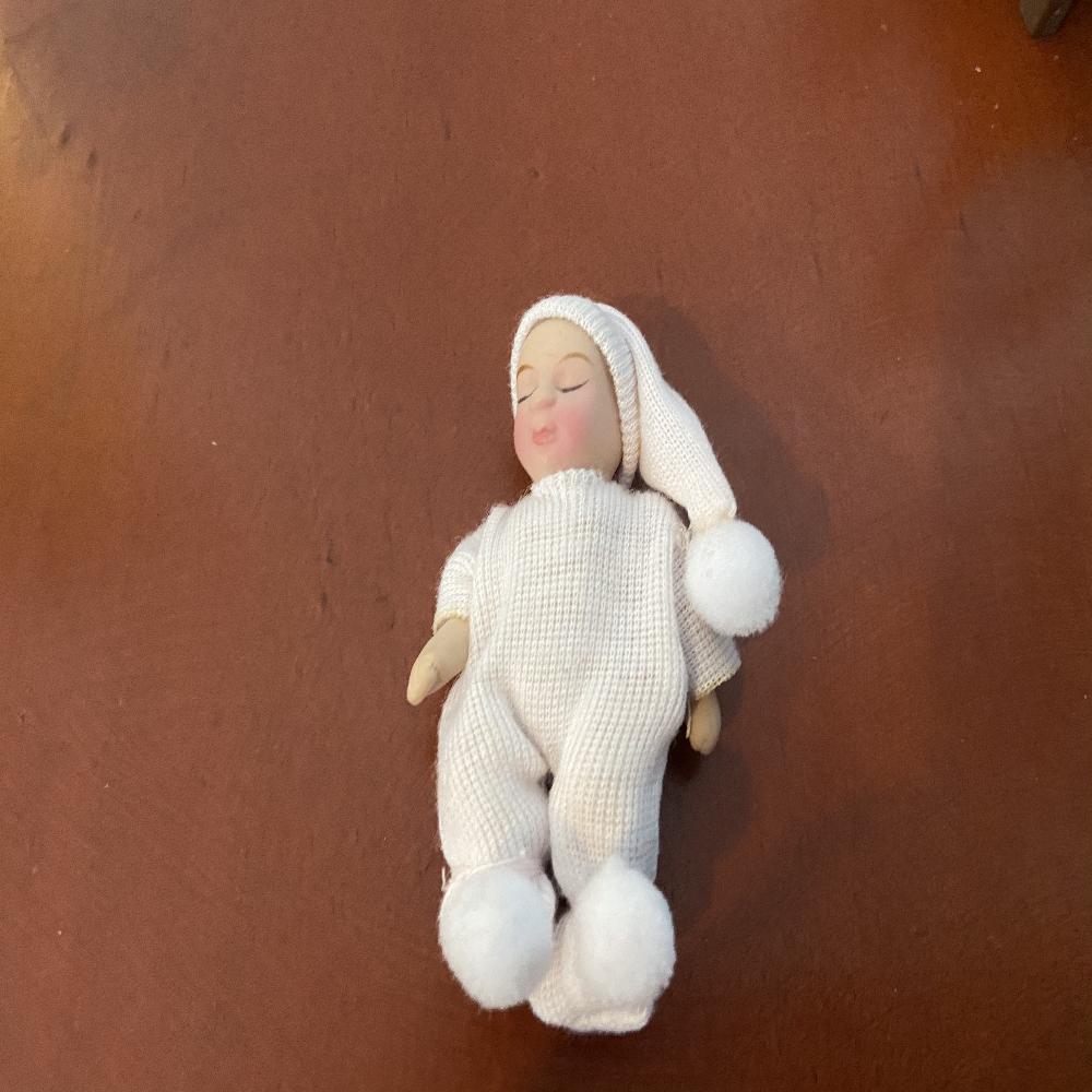 CUNA DE TECHO CON BEBE DE PORCELANA 