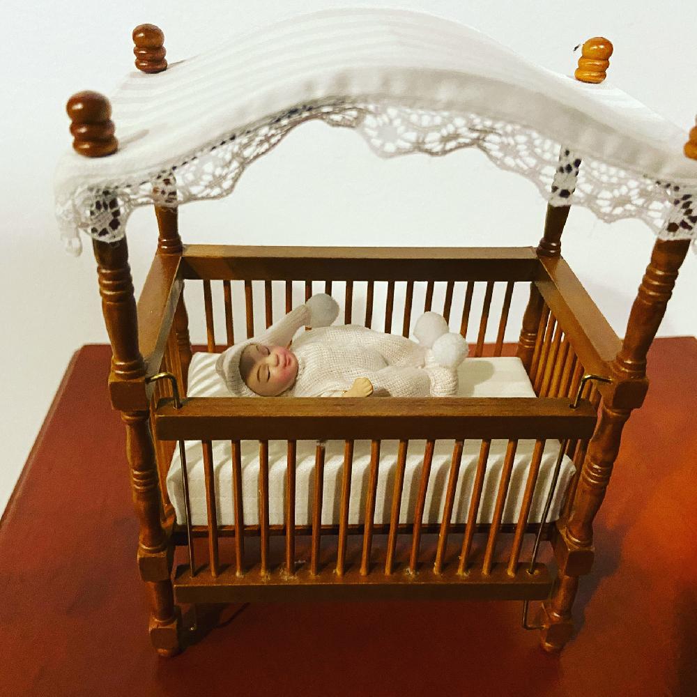 CUNA DE TECHO CON BEBE DE PORCELANA 