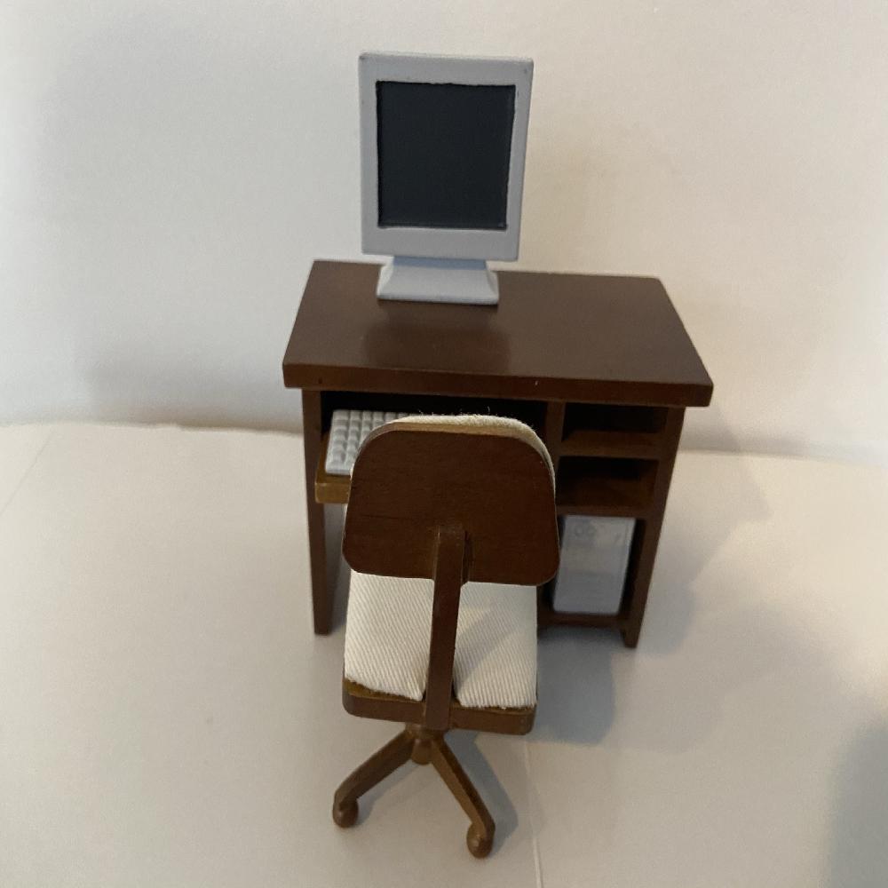 ESCRITORIO CON COMPUTADORA CAFÉ