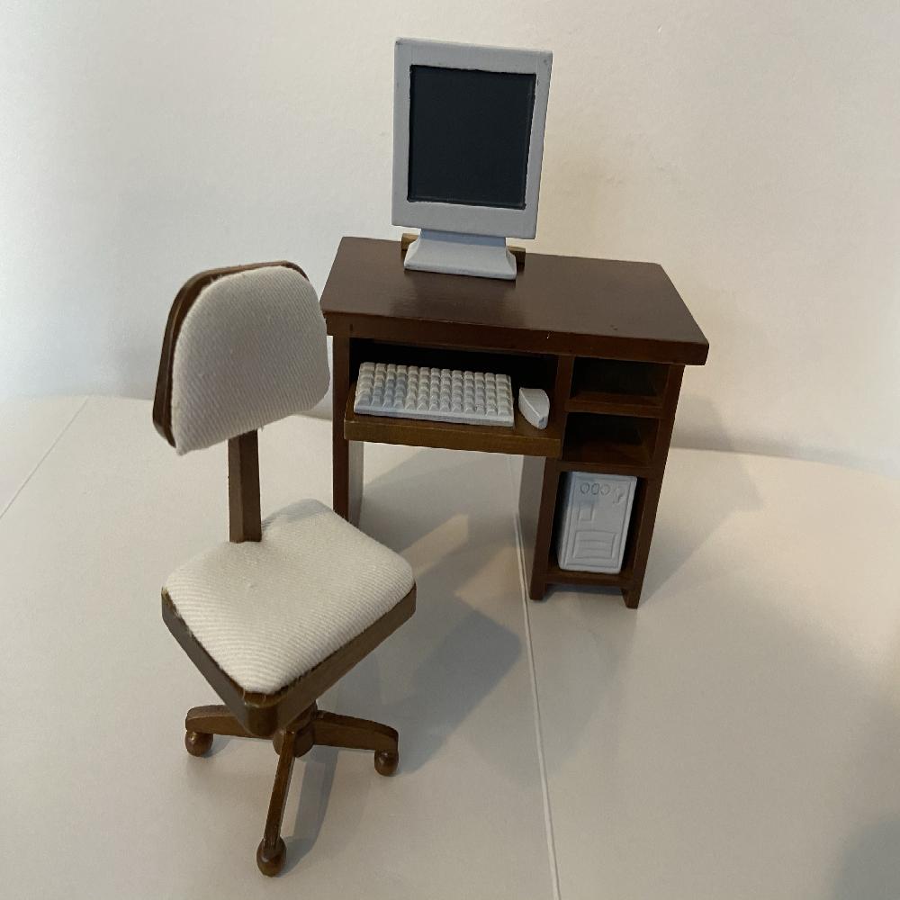 ESCRITORIO CON COMPUTADORA CAFÉ