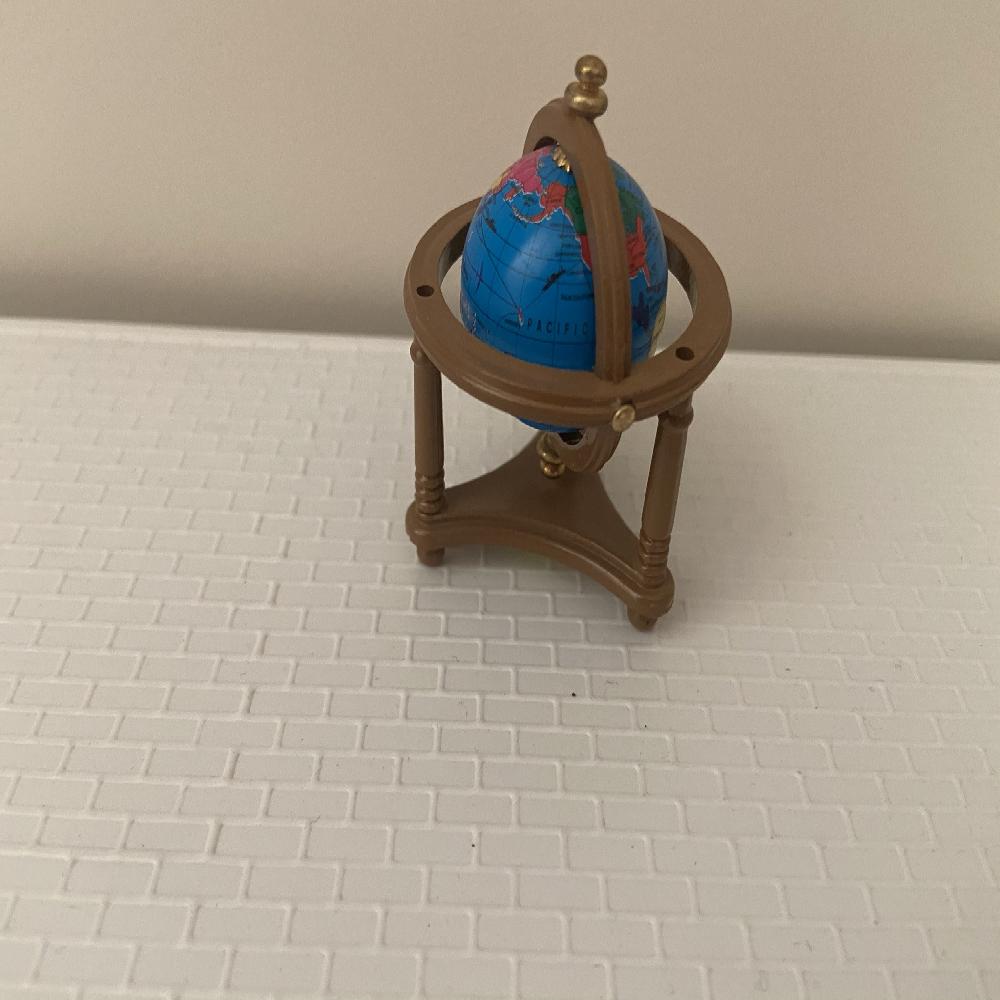 GLOBO TERRÁQUEO CON BASE DE MADERA 