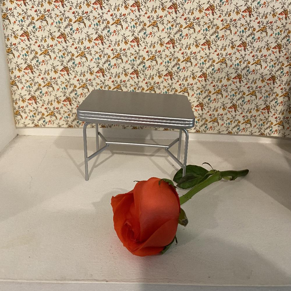 MESA DE METAL PLATEADA 