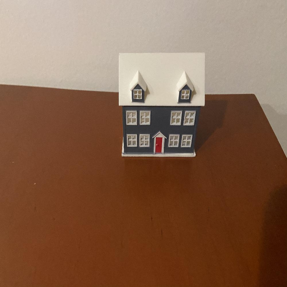 MINI CASA DE MUÑECAS DE PLÁSTICO 