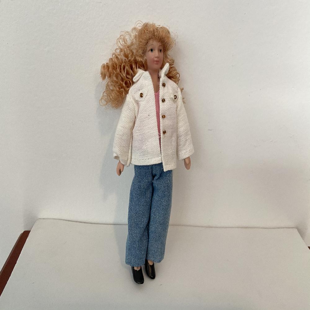 MUJER RUBIA DE PORCELANA 