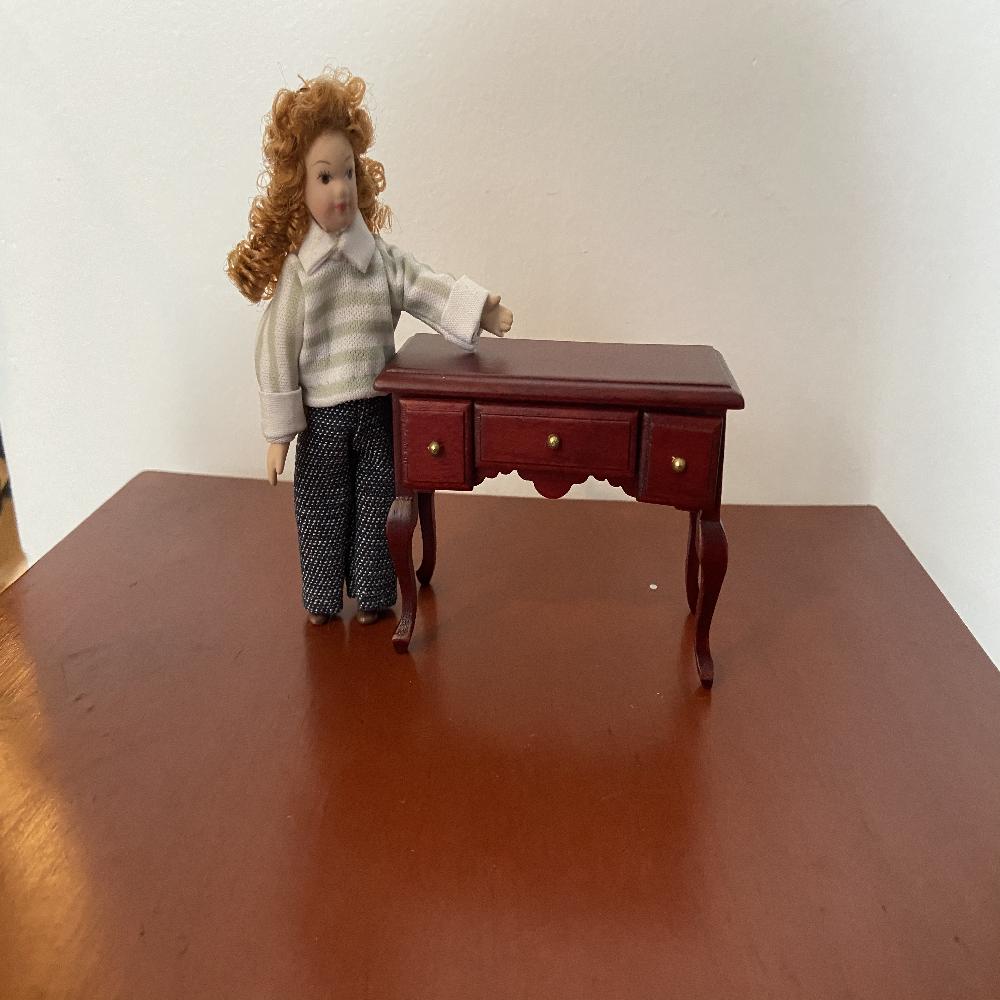 NIÑA DE PORCELANA CON RISOS