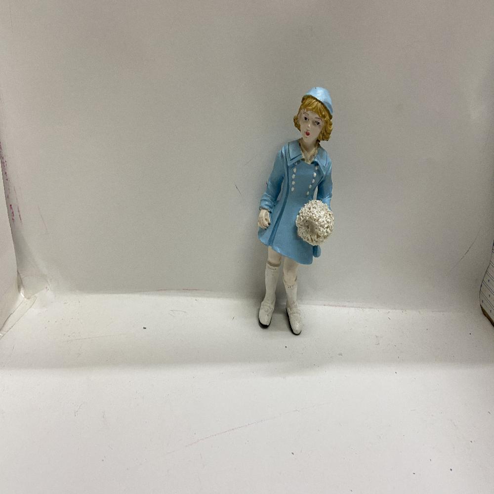 NIÑA DE TRAJE AZUL