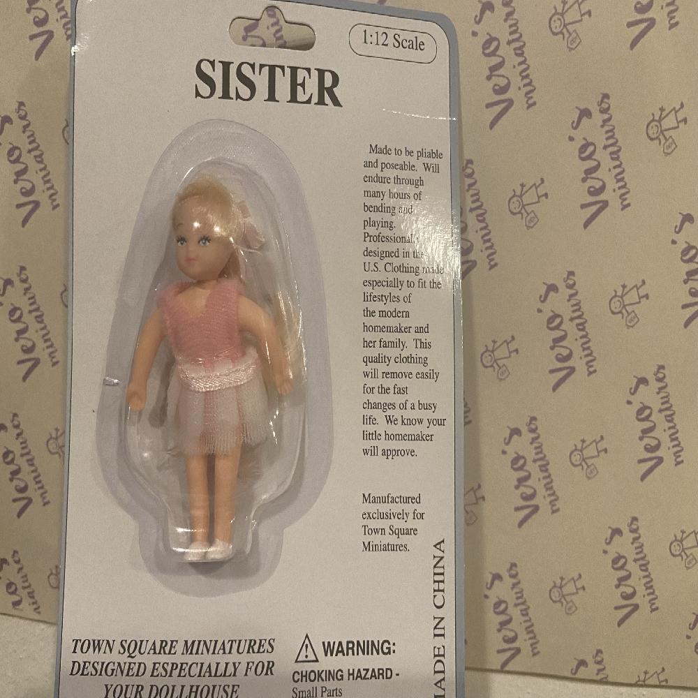 NIÑA RUBIA VESTIDO ROSA
