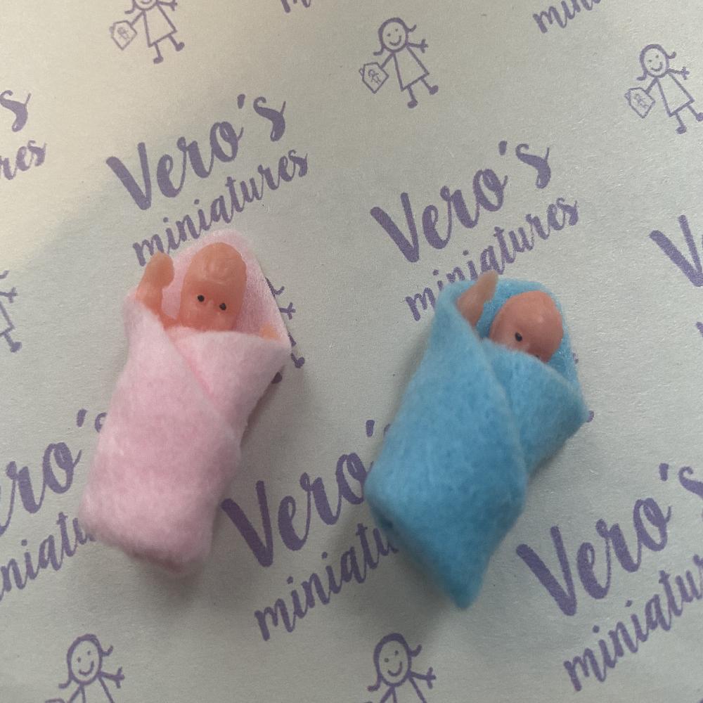 PAR DE BEBÉS CON COBIJA 