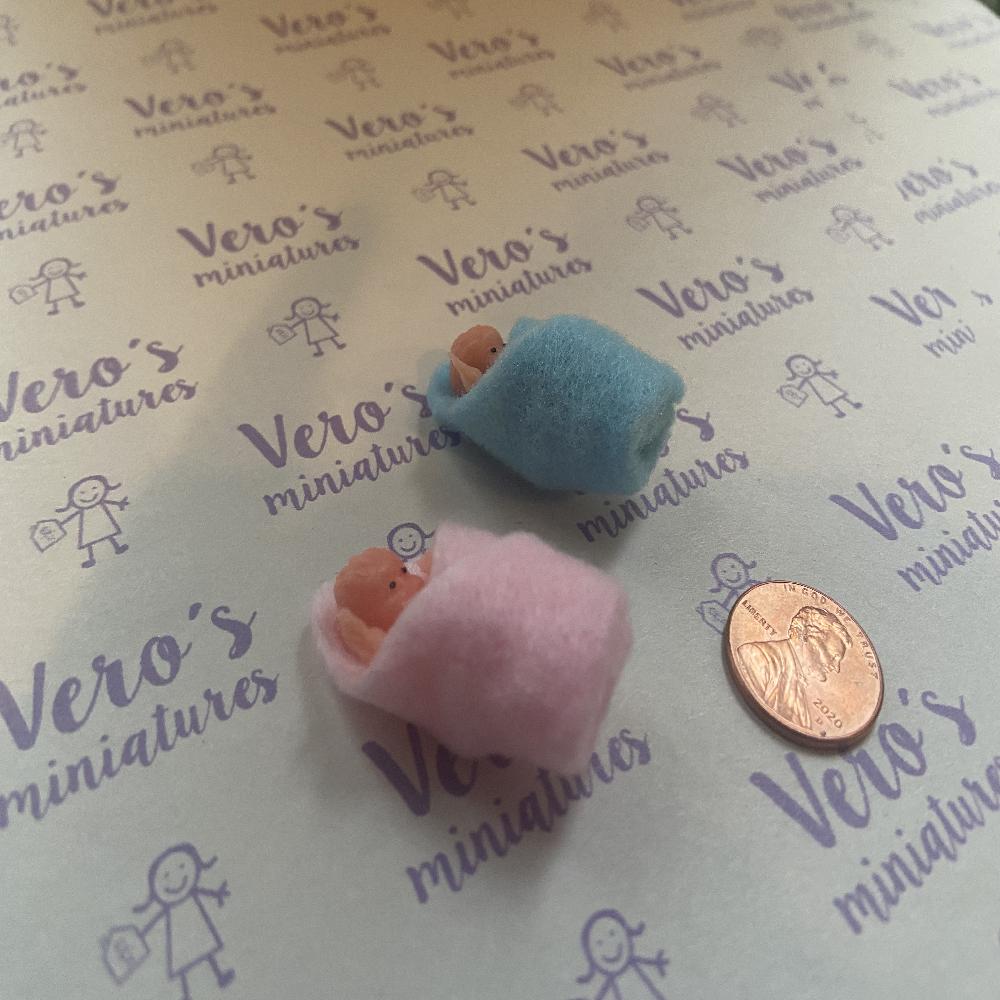 PAR DE BEBÉS CON COBIJA 
