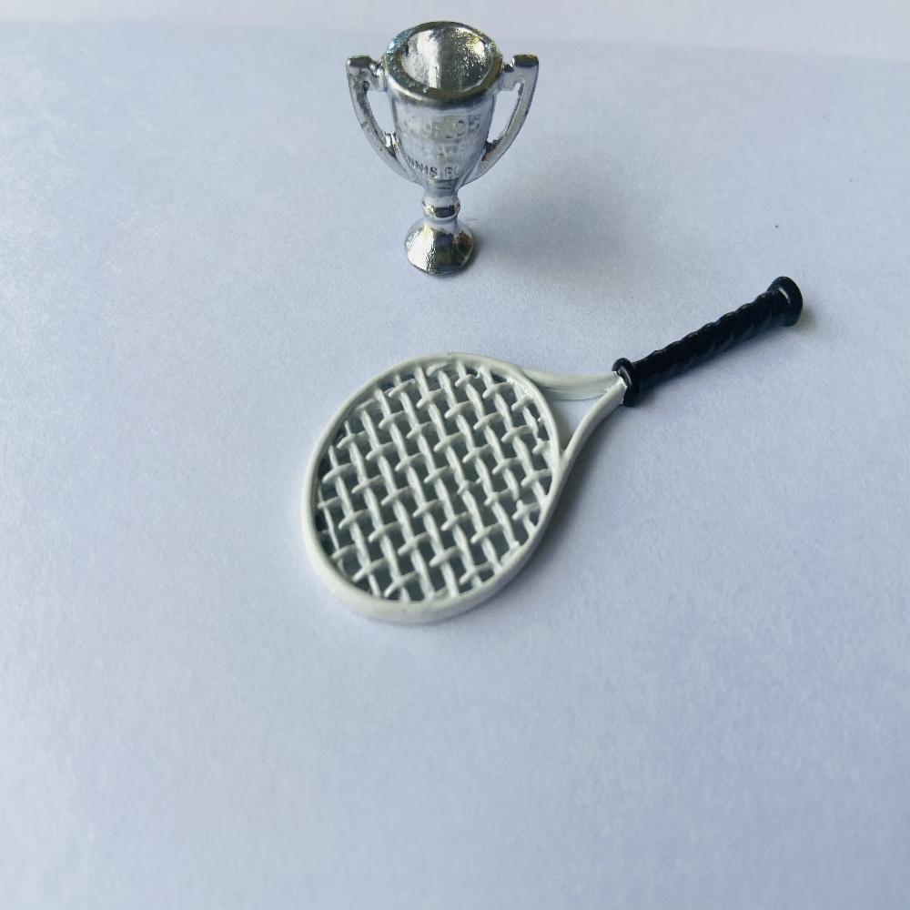 RAQUETA CON TROFEO DE TENIS 