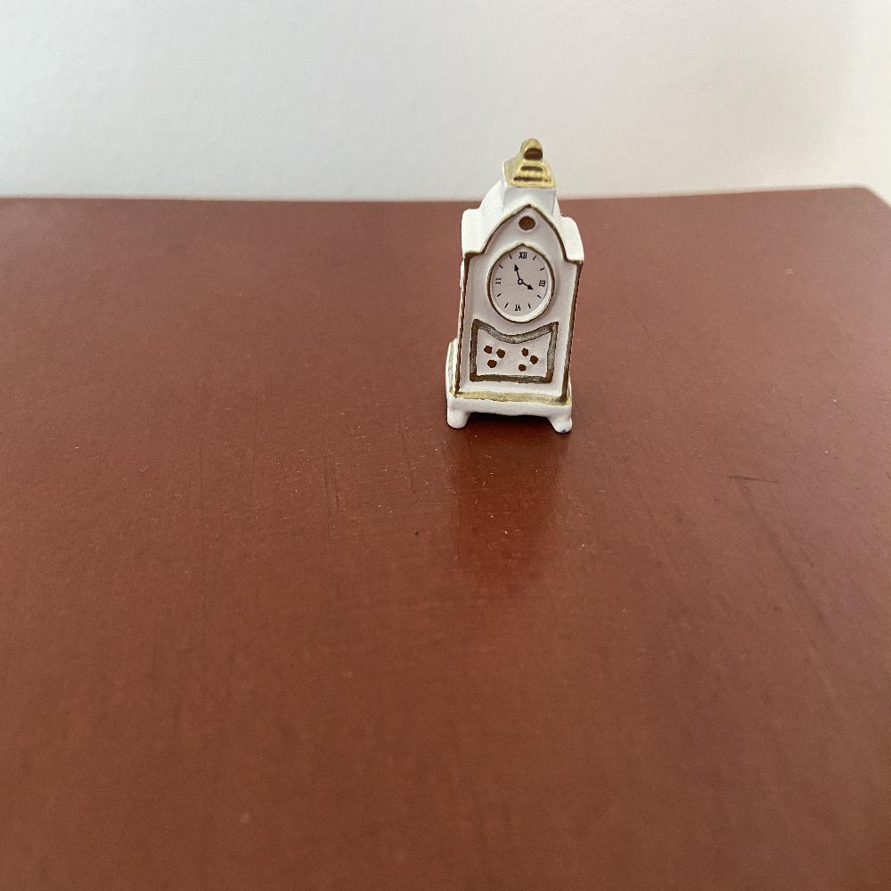 Reloj de mesa blanco