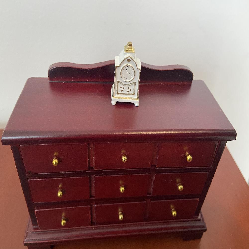 Reloj de mesa blanco